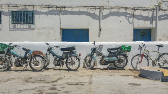 Photo de cyclomoteurs devant une façade à Djerba.