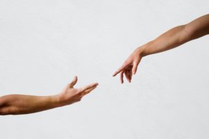Deux mains qui se rejoignent